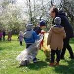 Kobieta z dziećmi podczas sprzątania świata 