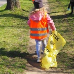 Dziecko trzyma w dłoniach żółty worek na plastik 