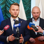 Poseł na Sejm Krzysztof Truskolaski przemawia podczas konferencji prasowej 
