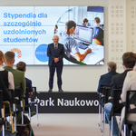 Prezydent Tadeusz Truskolaski przemawia do studentów