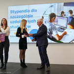Studentka odbiera gratulacja z rąk prezydenta Tadeusza Truskolaskiego 