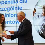 Białostocka studentka obiera gratulacje z rąk prezydenta