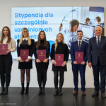 Prezydent Tadeusz Truskolaski w towarzystwie nagrodzonych studentów