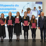 Prezydent Tadeusz Truskolaski pozuje do zdjęcia z grupą studentów 
