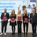 Prezydent Tadeusz Truskolaski wraz z czwórką nagrodzonych stypendiami studentów 