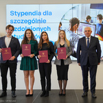 Prezydent Tadeusz Truskolaski podczas pamiątkowego zdjęcia ze studentami 