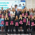 Pamiątkowe zdjęcie prezydenta Tadeusza Truskolaskiego z zastępcą Rafałem Rudnickim oraz nagrodzonymi studentami 