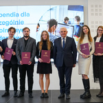 Prezydent Tadeusz Truskolaski stoi wśród nagrodzonych studentów 