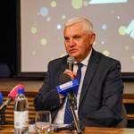 Prezydent Tadeusz Truskolaski odpowiada na pytanie dziennikarza 