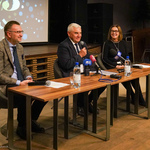 Prezydent Tadeusz Truskolaski przemawia podczas konferencji prasowej 