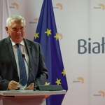 Prezydent Białegostoku Tadeusz Truskolaski zabiera głos na sesji