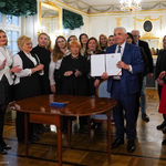 Prezydent Tadeusz Truskolaski prezentuje podpisaną deklarację