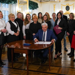 Podpisanie deklaracji przez prezydenta Tadeusza Truskolaskiego