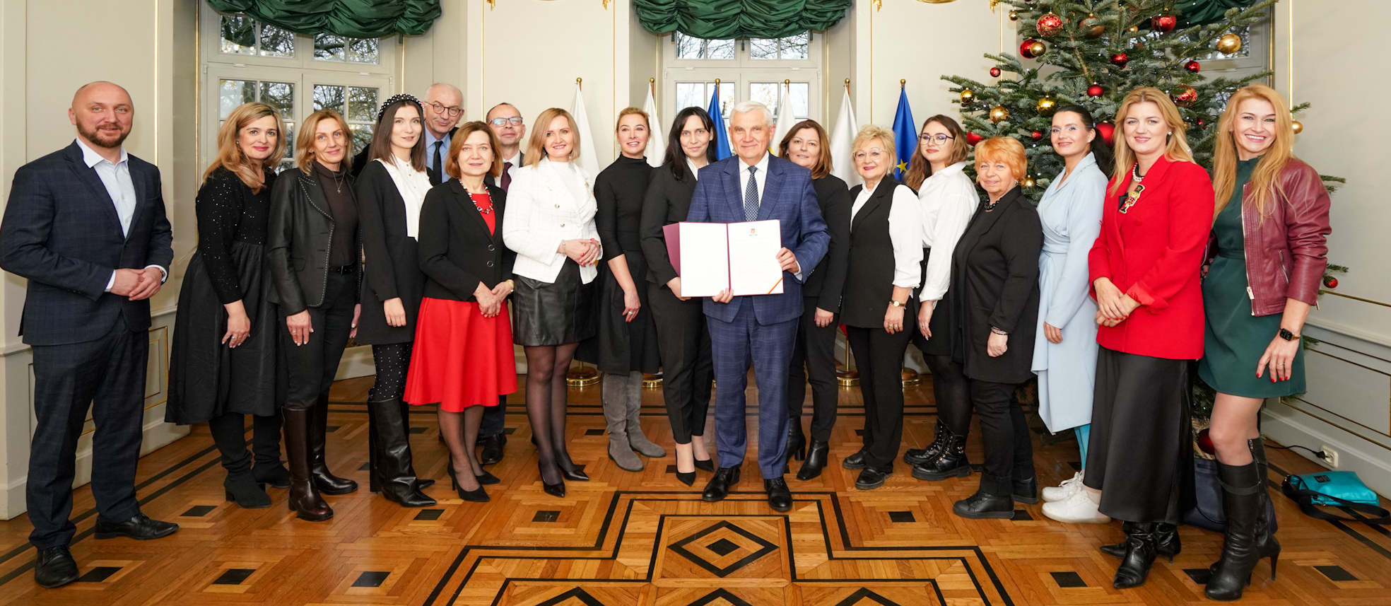 Prezydent Tadeusz Truskolaski pozuje do wspólnego zdjęcia z Białostocką Radą Kobiet