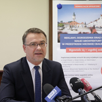 Zastępca prezydenta Adam Musiuk przemawia podczas konferencji prasowej 