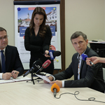 Kierownik departamentu architektury i urbanistyki Marcin Minasz zabiera głos podczas konferencji prasowej 