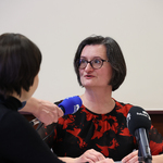 Dyrektor departamentu architektury i urbanistyki Agnieszka Rzosińska przemawia podczas spotkania 