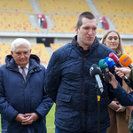 Sportowiec Wojciech Nowicki przemawia podczas konferencji prasowej 