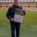 Wojciech Nowicki prezentujący kalendarz 