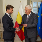 Prezydent Tadeusz Truskolaski gratuluje Jackowi Brzozowskiemu 