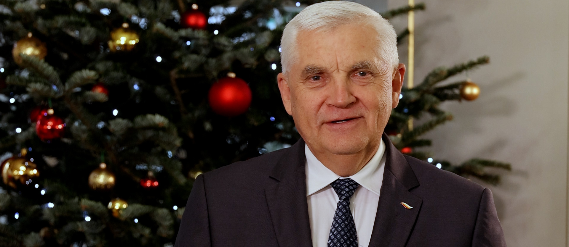 Prezydent Tadeusz Truskolaski stoi przy choince