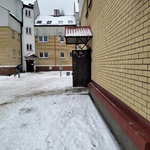 Widok z kamery na wejście na klatkę schodową
