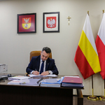 Zastępca prezydenta Przemysław Tuchliński podczas podpisywania umowy