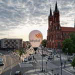 Balon z napisem Białystok stoi przy Archikatedrze Białostockiej
