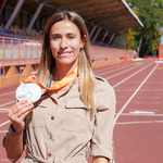 Natalia Kaczmarek prezentuje medal 