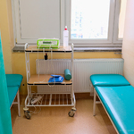 Sala z dwoma łóżkami przeznaczona do przyjmowania pacjentów 
