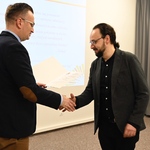 Zastępca prezydenta Rafał Rudnicki wręcza mężczyźnie akt mianowania 