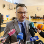 Zastępca prezydenta Rafał Rudnicki przemawia podczas konferencji prasowej 