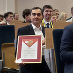 Dyrektor II LO Dariusz Bossowski prezentuje otrzymany dyplom 