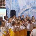 Uczniowie śpiewają 