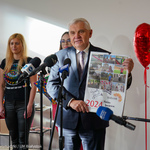 Prezydent Tadeusz Truskolaski prezentuje kalendarz miejski z autografami sportowców, który pójdzie na licytacje WOŚP
