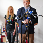 Zastępca prezydenta Rafał Rudnicki zabiera głos podczas konferencji prasowej 