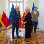 Prezydent Tadeusz Truskolaski gratuluje kobiecie