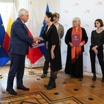 Prezydent Tadeusz Truskolaski gratuluje kobiecie odbierającej stypendium