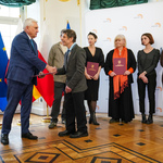 Mężczyzna przyjmuje gratulacje z rąk prezydenta Tadeusza Truskolaskiego