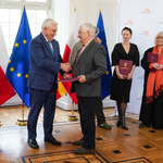 Prezydent Tadeusz Truskolaski gratuluje starszemu mężczyźnie