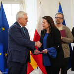 Nagrodzona kobieta odbiera nagrodę z rąk prezydenta Tadeusza Truskolaskiego