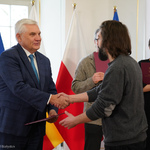 Białostoczanin odbiera gratulacje z rąk prezydenta Tadeusza Truskolaskiego