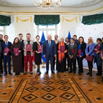 Prezydent Tadeusz Truskolaski pozuje do pamiątkowego zdjęcia z uczestnikami wydarzenia