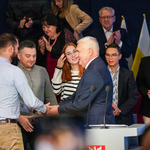 Prezydent Tadeusz Truskolaski w towarzystwie młodych ludzi 
