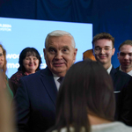 Prezydent Tadeusz Truskolaski otoczony młodymi ludźmi. Widok z bliska