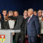 Chłopak robi selfie z prezydentem Tadeuszem Truskolaskim i uczestnikami spotkania 