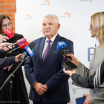 Prezydent Tadeusz Truskolaski rozmawia z dziennikarzami na briefingu prasowym 
