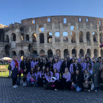 Chórzystki pozują do wspólnego zdjęcia przy Koloseum w Rzymie