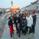 Wolontariuszki, prezydent Tadeusz Truskolaski, poseł Krzysztof Truskolaski pozują do wspólnego zdjęcia