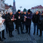 Prezydent Tadeusz Truskolaski, w towarzystwie wolontariuszy, wrzuca pieniądze do puszki
